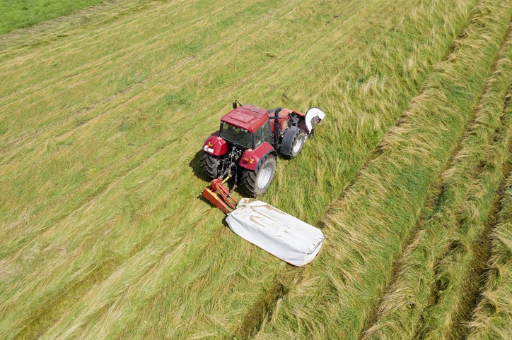 traktor koszący trawe
